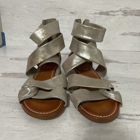Very gently used Vince Camuto sparkly sandals. Size 7. - Picture 2 of 6